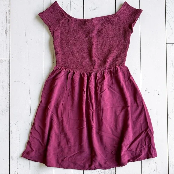 Mossimo Smocked Babydoll Dress Burgundy Cap Sleeve Size Medium - Picture 2 of 7